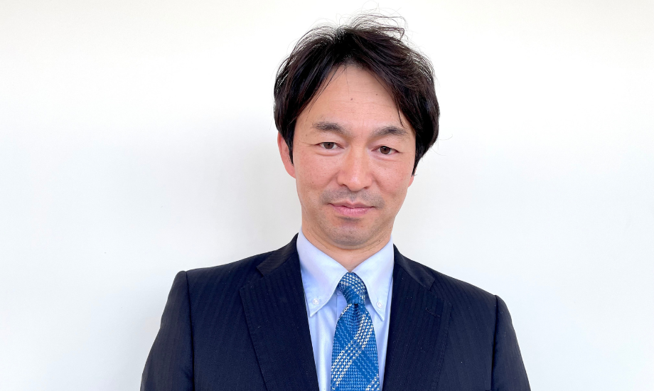 岩本 隆行氏 株式会社3in 代表取締役CEO / 山口県長門市出身、大津高校（現在の大津緑洋高校）ラグビー部OB。ロスト・ジェネレーション世代の就職氷河期を経験。受験者53人のうちの1名として山口県教員採用試験に合格し、2000年に鹿野高等学校に新規採用。「ゆとり世代」の高校生の方々と真正面から向き合った。その後、萩高等学校、西市高等学校の教員を経て、2015年には山口県教育庁世界スカウトジャンボリー開催支援室の指導主事として、世界160を超える国と地域から集まったボーイスカウトの国際イベントの最前線の任務に当たる。県内全ての市町をまわる地域プログラムや、高校生の語学ボランティアの育成、大会運営ボランティアを担当し、県民参加型のイベントの実現に貢献した。2016年に大津緑洋高校に赴任。「大津STEAMプロジェクト」の創設に関わり、2022年に創業。教育による地方創生事業を展開。