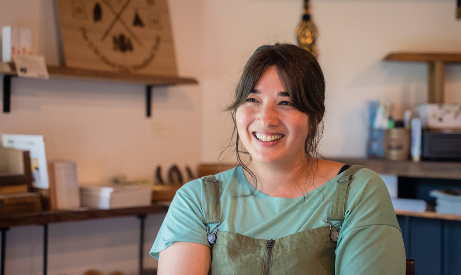 スワンソン・ソフィア(Sophia Swanson)さん 一般財団法人 C.W.ニコル アファンの森財団ホースロッジプロジェクトマネージャー / アメリカ生まれ。母親が日本人で、小・中学校は愛知県で過ごす。アメリカの大学を卒業後、カリフォルニアで就職するも、パソコンの前にずっと座っている仕事より、田舎暮らしが自分に合っていると気付く。定住先に、もともと祖父が暮らしていた長野県信濃町を選んだ。乗馬クラブの手伝いがきっかけで、馬の魅力にどハマりする。photo by mocchy