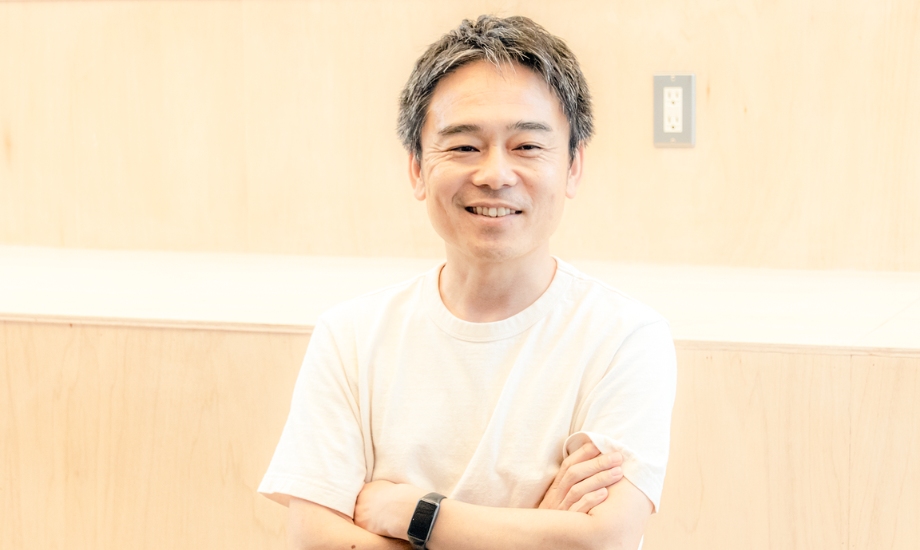 和田 智行（Tomoyuki Wada）さん 株式会社小高ワーカーズベース 代表取締役 / 2014 年に小高ワーカーズベースを創業。当時まだ福島第一原発事故による避難指示区域だった福島県南相馬市小高区で多数の事業を立ち上げ。現在は行政や企業と連携しながら、29 歳以下の創業支援にも取り組む。photo by Ryosuke SAKAI (LON)