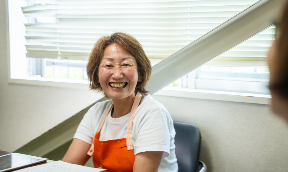 安藤 陽子(Ando Yoko)氏 移動スーパーとくし丸販売パートナー / 東京都出身。2004年にご家族とともに信濃町に移住。介護福祉関連の長いキャリアを持ち、信濃町でも役場で福祉部局の仕事に約10年携わる。2019年に第一スーパー古間店と連携し、移動スーパー「とくし丸」を始める。photo by mocchy