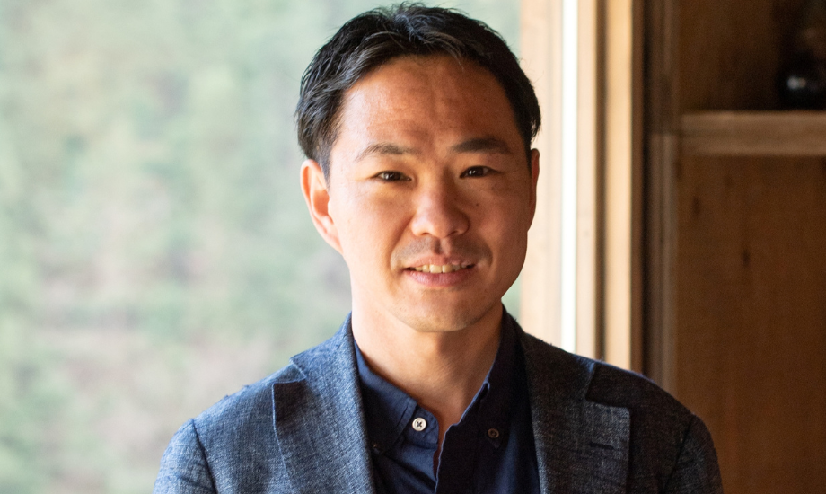 嶋田 俊平 氏 株式会社さとゆめ 代表取締役社長 / 大阪府箕面市で生まれ、父親の仕事の関係で幼少期の計10年をインド・タイで過ごす。2004年、京都大学大学院農学研究科森林科学専攻修了。同年、環境系シンクタンクに入社。2013年、株式会社さとゆめ創業。地方創生の戦略策定から商品開発・販路開拓、店舗の立ち上げ・集客支援、観光事業の運営まで、一気通貫で地域に伴走する事業プロデュース、コンサルティングを実践。2018年、ホテル開発・運営会社株式会社EDGEを設立。山形県河北町の地域商社・株式会社かほくらし社、人起点の地方創生を目指す株式会社100DIVE、JR東日本との共同出資会社・沿線まるごと株式会社の代表取締役も兼務。