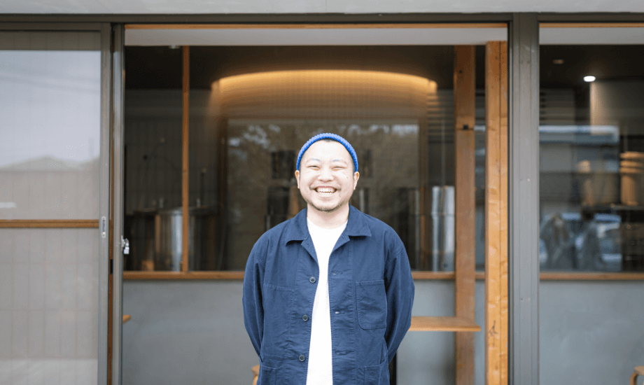 佐藤 太亮(Sato Taisuke)氏 haccoba -Craft Sake Brewery- 代表 / 新ジャンル「クラフトサケ」醸造家。「酒づくりをもっと自由に」という思いのもと、2021年2月に醸造所兼パブを福島県南相馬市小高区にオープン。2023年10月、浪江町の新醸造所でも醸造開始。2025年頃に、ベルギーに醸造所を開設すべく準備中。クラフトサケブリュワリー協会 副会長。