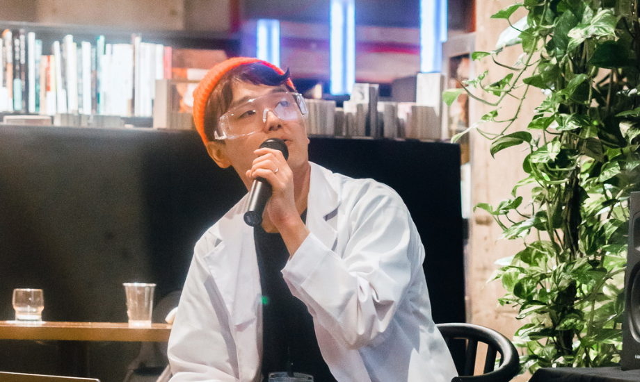 有地 和毅氏 ブックディレクター / ブックディレクターとして本のある場づくりから企業内でのコミュニケーションデザインまであらゆるプロセスに関わっている。2010年日販グループのあゆみBOOKSに入社。2018年より、本と出会うための本屋「文喫 六本木」の立ち上げに携わり、コンセプトデザイン、選書、展示、イベントのディレクションを手掛けている。2020年からは、企業の文化的課題解決を支援する活動を開始。本を起点としたコミュニケーション創出、ワークショップ運営に取り組んでいる。