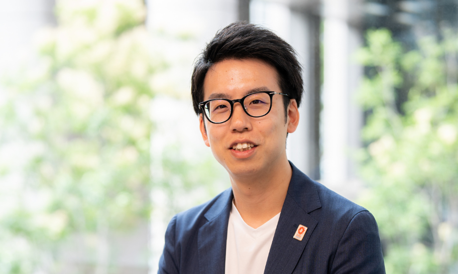 林 勇太氏 (写真右) MUIC Kansaiマネージャー / 京都大学卒業後、三菱UFJ銀行入社。中之島支社、戦略調査部を経て、2019年8月より現職であるMUIC Kansai運営業務に従事。MUIC Kansai運営業務における主な実績は、空港施設DX化プロジェクト、宿泊施設における睡眠関連サービス導入事業、シティチェックインプロジェクト(手ぶら観光と手荷物預けのDX化)、など