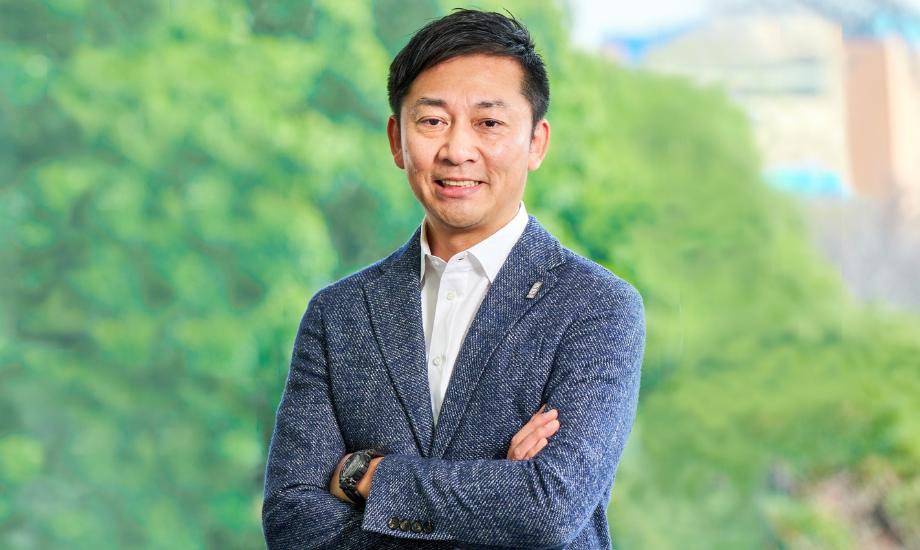 島田 慎二氏 公益社団法人ジャパン・プロフェッショナル・バスケットボールリーグ チェアマン(代表理事CEO)、公益財団法人日本バスケットボール協会 副会長 / 1970年生まれ。1993年に日本大学法学部を卒業し、株式会社エイチ・アイ・エスへ入社。1996年株式会社ウエストシップ 取締役に就任。その後、2001年株式会社ハルインターナショナル 代表取締役社長を務め、2010年株式会社リカオン 代表取締役社長となる(現任)。2015年公益社団法人ジャパン・プロフェッショナル・バスケットボールリーグ理事となり、2017年には同法人の副理事長(バイスチェアマン)就任。2018年、一般社団法人日本トップリーグ連携機構 理事となる(現任)。2019年、株式会社千葉ジェッツふなばし 代表取締役会長に就任した他、一般社団法人全日本テコンドー協会 副会長も務める。2020年、公益社団法人ジャパン・プロフェッショナル・バスケットボールリーグのチェアマン(代表理事CEO)、公益財団法人日本バスケットボール協会副会長、一般社団法人全日本テコンドー協会理事を務め、現在に至る。