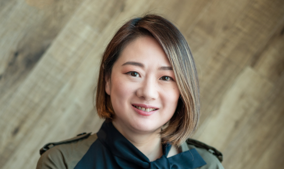 原田 静織 氏　TOUCH GROUP株式会社 代表取締役 / 中国上海で生まれ、上海外国語大学で日本語を専攻。青山学院大学卒業後、IT企業を中心にビジネスデベロップメント＆マーケティングのポジションを歴任。大手ソフトウェアのマーケティングディビジョンのトップとして、マーケットシェア１位を獲得し、それ以降、 No.1のポジションを継続。2013年にトリップアドバイザー株式会社代表取締役に就任。2015年にインバウンドビジネスコンサルタントとして独立し、株式会社ランドリームを設立。また2020年にはTOUCH GROUP株式会社を設立。