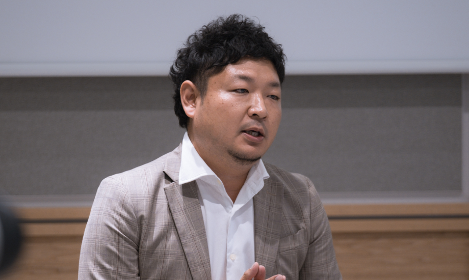 泉谷 邦雄氏 株式会社Airporter 代表取締役 / 1987年東京生まれ。早稲田大学 商学部卒業。国立台湾大学工商管理学部留学。早稲田大学大学院商 学研究科修士課程修了。商学修士 。在学中、経済産業省のグローバ ルニッチトップの研究に参加。専攻は競争戦略論。在学中に貿易会社を設立。卒業後「生きた商売」を学ぶために、露天で焼き芋屋を 創業。2015年8月より民泊事業を開始。累計2000名を受け入れ、特に要望の多かった荷物の問題を解決するためにAirporterを開始 。