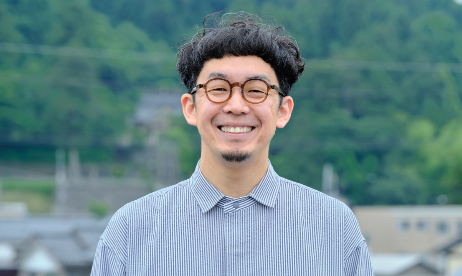 新山 直広 氏 TSUGI 代表、SOE 副理事、クリエイティブディレクター / 1985年大阪府生まれ。京都精華大学デザイン学科建築分野卒業。2009年福井県鯖江市に移住。鯖江市役所を経て2015年にTSUGI LLC.を設立。地域特化型のインタウンデザイナーとして、地場産業や地域のブランディングを行っている。また産業観光プロジェクト「RENEW」福井の産品を扱う「SAVA!STORE」など、ものづくり・地域・観光といった領域を横断しながら創造的な産地づくりを行なっている。編著に「おもしろい地域には、おもしろいデザイナーがいる」(学芸出版社)がある。