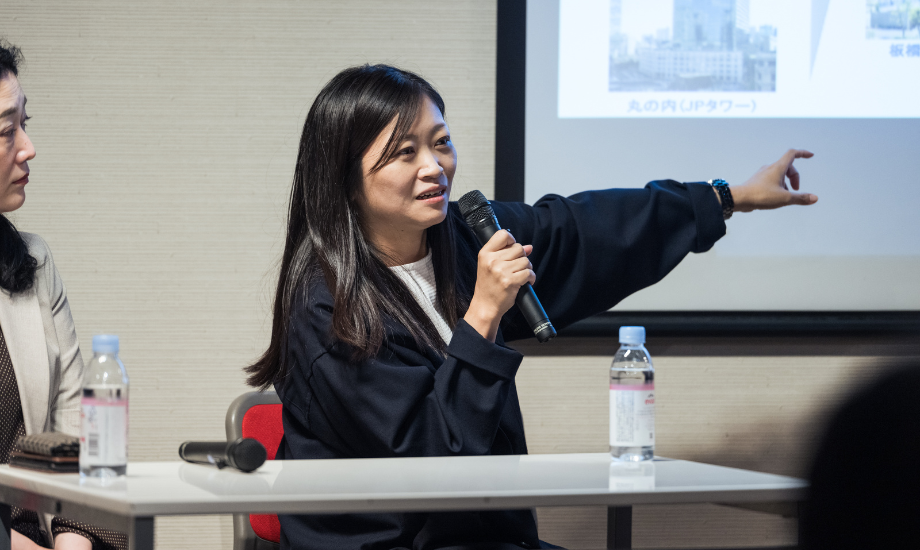 小林 さやか(こばやし さやか)氏 日本郵政株式会社 事業共創部 担当部長 / 2006年に日本郵政公社に入社。以来、主に不動産開発事業の企画・立案・実施に従事。2017年に日本郵便の社内副業制度を利用し、地域における郵政グループの不動産活用の在り方を模索し複数のプロジェクトを企画。2020年、新規ビジネス室(現・事業共創部)へ異動後、「ローカル共創イニシアティブ」プロジェクトを立ち上げる。