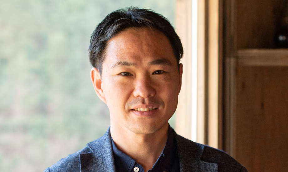 嶋田 俊平 氏 株式会社さとゆめ 代表取締役社長 / 大阪府箕面市で生まれ、父親の仕事の関係で幼少期の計10年をインド・タイで過ごす。2004年、京都大学大学院農学研究科森林科学専攻修了。同年、環境系シンクタンクに入社。2013年、株式会社さとゆめ創業。地方創生の戦略策定から商品開発・販路開拓、店舗の立ち上げ・集客支援、観光事業の運営まで、一気通貫で地域に伴走する事業プロデュース、コンサルティングを実践。2018年、ホテル開発・運営会社株式会社EDGEを設立。山形県河北町の地域商社・株式会社かほくらし社、人起点の地方創生を目指す株式会社100DIVE、JR東日本との共同出資会社・沿線まるごと株式会社の代表取締役も兼務。