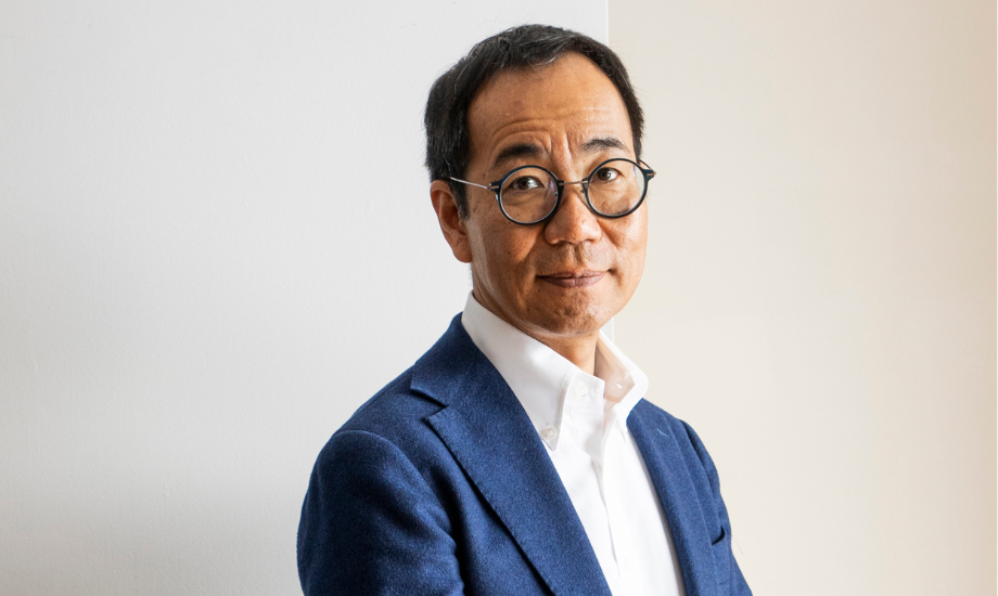 岩佐 十良氏 株式会社自遊人 代表取締役、クリエイティブディレクター / 1967年、東京都・池袋生まれ。武蔵野美術大学在学中の1989年に起業。2000年に雑誌『自遊人』を創刊。2004年に新潟県南魚沼市に会社を移転、本人も移住。新潟県にオープンした「里山十帖」で「グッドデザイン賞BEST100」を受賞。
