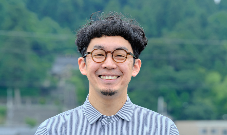 新山 直広 氏 TSUGI 代表、SOE 副理事、クリエイティブディレクター / 1985年大阪府生まれ。京都精華大学デザイン学科建築分野卒業。2009年福井県鯖江市に移住。鯖江市役所を経て2015年にTSUGI LLC.を設立。地域特化型のインタウンデザイナーとして、地場産業や地域のブランディングを行っている。また産業観光プロジェクト「RENEW」福井の産品を扱う「SAVA!STORE」など、ものづくり・地域・観光といった領域を横断しながら創造的な産地づくりを行なっている。編著に「おもしろい地域には、おもしろいデザイナーがいる」(学芸出版社)がある。