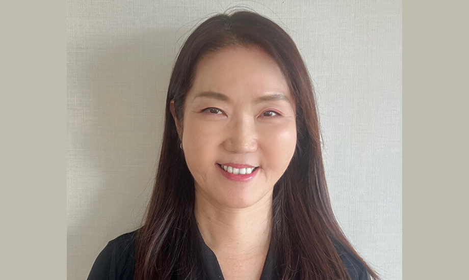 高峰 由美 氏 株式会社ブルーバニーカンパニー 代表取締役 / 宮崎市出身。筑波大学卒業後、商社勤務を経て独立し、東京で韓国化粧品の日本での販売を手がける。宮崎にUターン後は企業支援やフードビジネスの支援全般を手がけながら、台湾とのビジネスマッチングや交流促進を積極的に行い、台湾と宮崎との関係人口創出は9年間で5,000人を超える。また、アートプロジェクト「JUMPING ART PROJECT」を主宰。障がいのあるアーティストのサポートを行なっている。