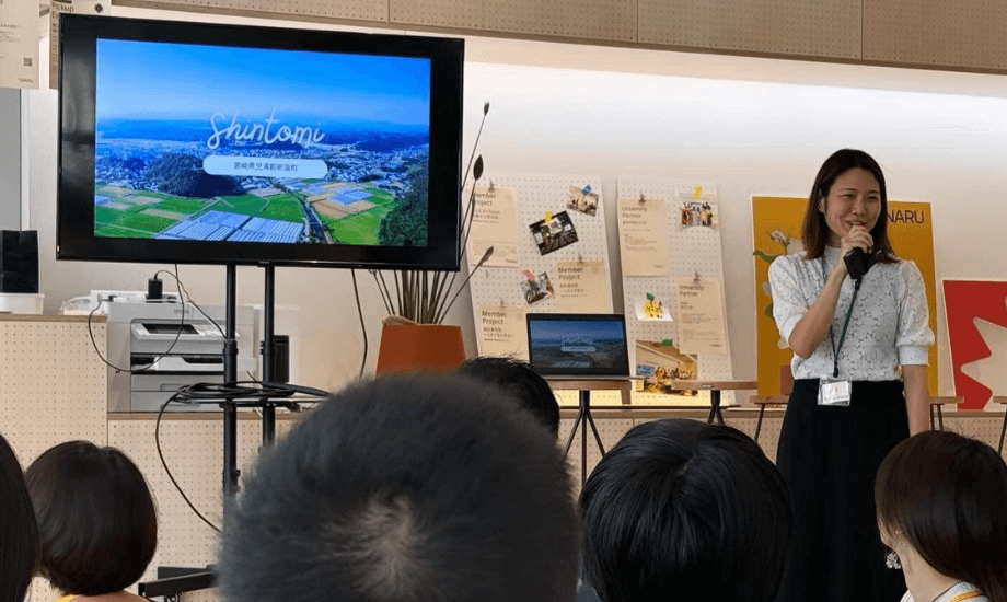司会をする田村さん。「+NARU」でのイベントの様子