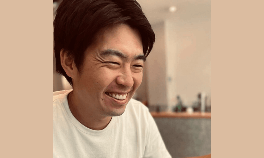 山本 遼太郎 氏 北九州市官民連携ディレクター / neighborhood 、 thestory代表他/自治体経営 / 連続起業家 / 投資家。P&G(マーケティング)、Recruit(営業/社長秘書/経営企画)、softbank(社長室)、医療関連企業等の経営・譲渡、ジモティ社外取締役等を経て、2021年福岡糸島の海へ移住。現在は糸島と小倉の2拠点生活。慶應義塾大学卒、ハーバード大学修了。