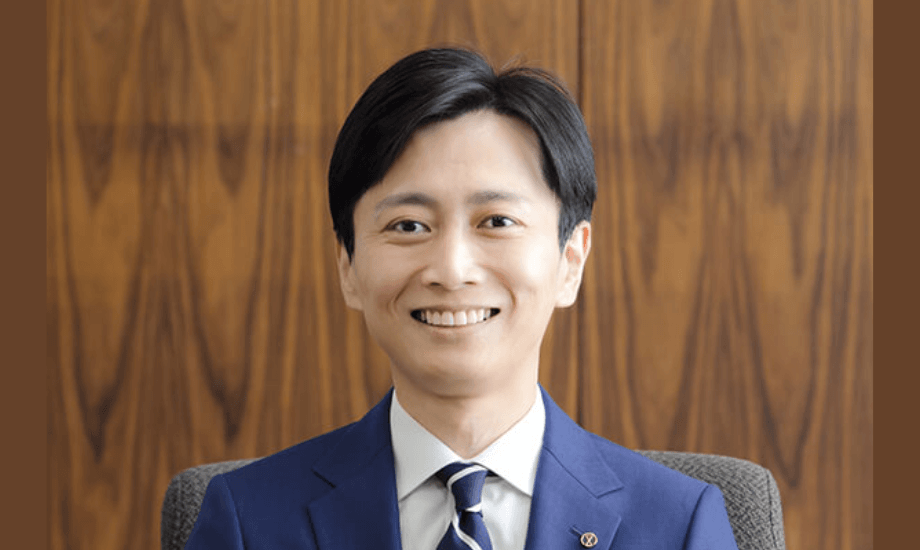 清山 知憲 氏 宮崎市長 / 1981年生。2006年東京大学医学部卒業。2008年沖縄県立中部病院で初期研修、2009年にはベスイスラエルメディカルセンター内科研修医として医療現場で経験を積む。2011年宮崎県議会議員に初当選。2022年2月に市政史上最年少の40歳で宮崎市長就任。就任後、職員の意識改革、DX推進、BPR推進などの市役所改革に取り組むとともに、行政運営に民間活力を取り込む公民連携の推進に取り組んでいる。