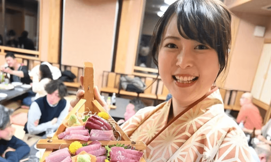 富山県氷見市にある民宿あおまさの女将、青木栄美子氏。氷見市生まれ氷見市育ち。昨年の4月にご実家である民宿を継承。写真は前日のチャリティーイベントで提供した寒鰤の船盛りを抱える様子。 生後3ヶ月の赤ちゃんのママとしても奮闘しながら、今年1月の地震による風評被害を受けた仲間たちと共に人生初めてのクラウドファンディングに挑戦中。