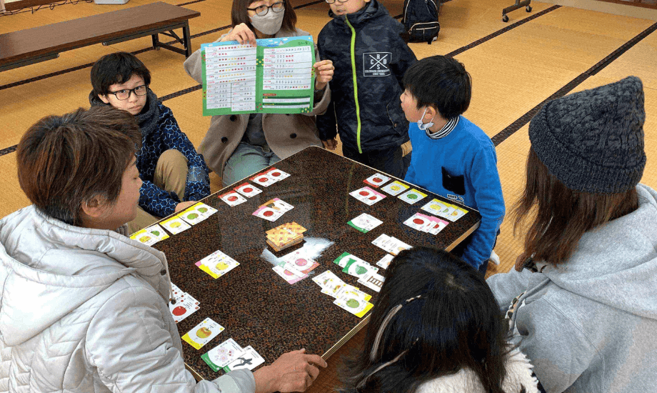 木浪さんが制作したカードゲーム「あっぷるぱい(牌)」を楽しむ様子