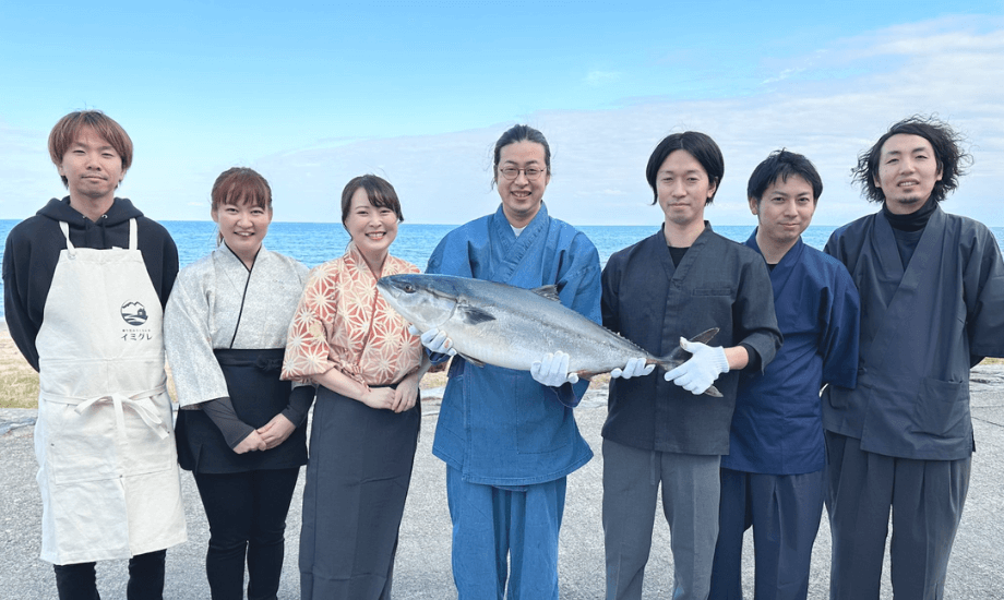 民宿4店舗が集まりチャリティーイベントを開催。それぞれの宿が自慢の食材を持ち寄って料理を振る舞い、その参加費全額を氷見市に寄付しようという企画。あおまささんも氷見のブリ13kgを仕入れてお造りを提供。(左から移り住みたくなる宿 イミグレ、湯の里いけもり、民宿あおまさ、浜辺の宿 あさひや)