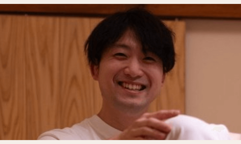 大澤 翼氏 整体つばさ代表、シェアサロン綴り人代表 / 「明日起きるのが好きになる社会づくり」をテーマに「眠る」を考える整体院。施術者にとって必要な施術場所としてシェアサロンの運営をしている。将来の夢はチョコレート屋さん(笑)