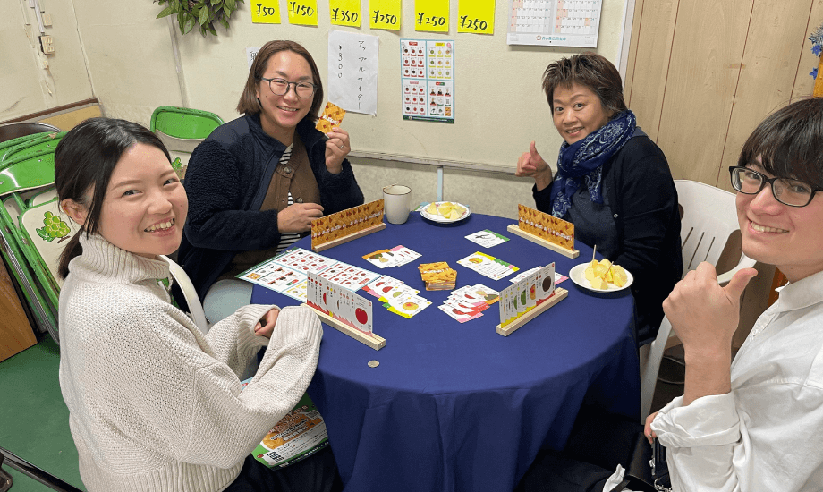 木浪さんが制作したカードゲーム「あっぷるぱい(牌)」を楽しむ様子