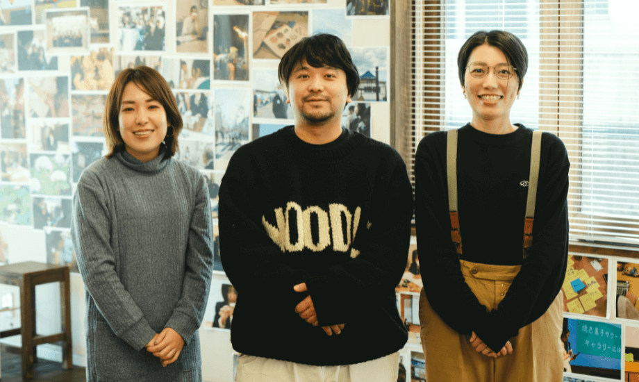 今回、取材をさせていただいた斎藤さんを囲んで。左からLOCALLETTERライターの井内、NPO法人かえる舎代表理事の斎藤さん、LOCALLETTERライターのミシリ。