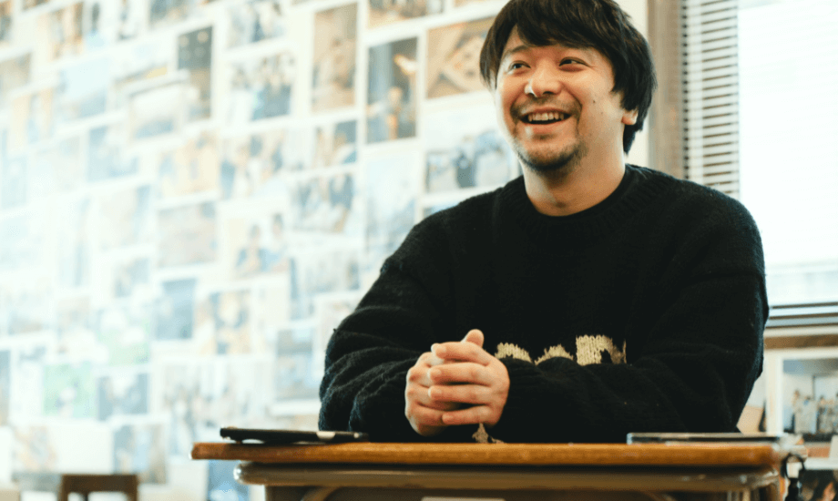斎藤和真（さいとう　かずま）氏　特定非営利活動法人かえる舎代表理事／栃木県鹿沼市出身。慶應義塾大学大学院修了後、2014年山梨県富士吉田市の地域おこし協力隊に就任。同市にて、2016年NPO法人「かえる舎」を設立。現在は、山梨県・栃木県の２拠点で高校生を中心に、地域をつなげる橋渡しをするコーディネート業務、教育プログラムを構築・実施。その対象は、高校生にとどまらず、小学生・中学生・卒業生へと徐々に広がり続けている。