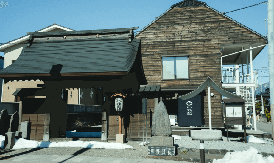 富士吉田市の若者地域活動交流拠点施設として、高校生を中心にリノベーションから携わった「センゲンボウ」。かえる舎とかえる組の拠点になっている。