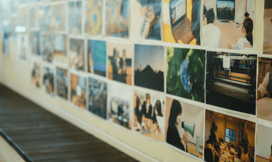 取材時、拠点施設であるセンゲンボウ内の壁一面には、かえる組の子ども達の活動写真が。卒業生たちの軌跡を感じる。