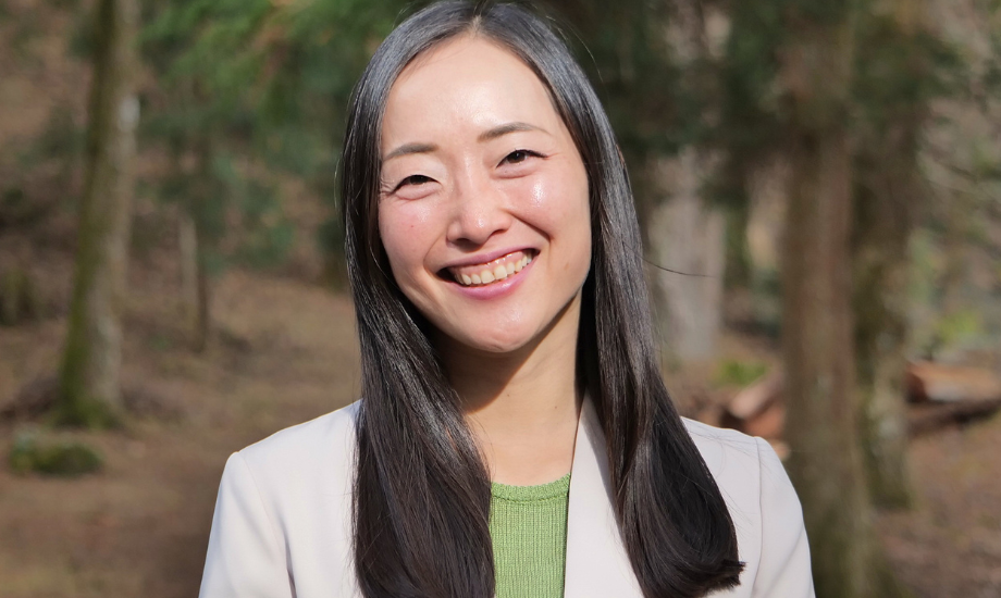 渡辺 葉 氏 富士見町議会副議長・翻訳者／ 横浜市出身。アメリカの高校・大学を卒業後、東京都内でギャラリー企画運営を経て2015年に長野県富士見町に移住。富士見 森のオフィスの立ち上げスタッフを地域おこし協力隊として務める。2019年地域おこし協力隊卒業後は、一社アースカンパニーにて国内外の学校・企業向け環境実践型プログラムや総務の仕事をリモートワーク。2023年に町議会議員に立候補、当選。2人の子どもを子育て中。