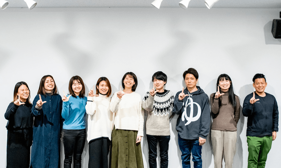 ライター講座第2期メンバーと『School for Life Compath』の共同代表である、安井早紀さんとの集合写真。(筆者は左から4番目)