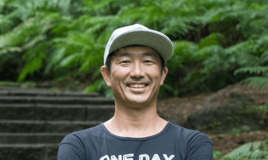 橋村 和徳氏 株式会社VILLAGE INC 代表取締役社長 / 船でしか行けない1日1組のキャンプ場「AQUA VILLAGE」を皮切りに日本各地でアウトドアフィールドを手掛け、『カラフェス』の舞台・波戸岬海浜公園の管理者であった株式会社VILLAGE INCの代表。カラフェス実行委員会の幹事メンバーとして今後もさらなる地域連携を担う。佐賀県唐津市出身。