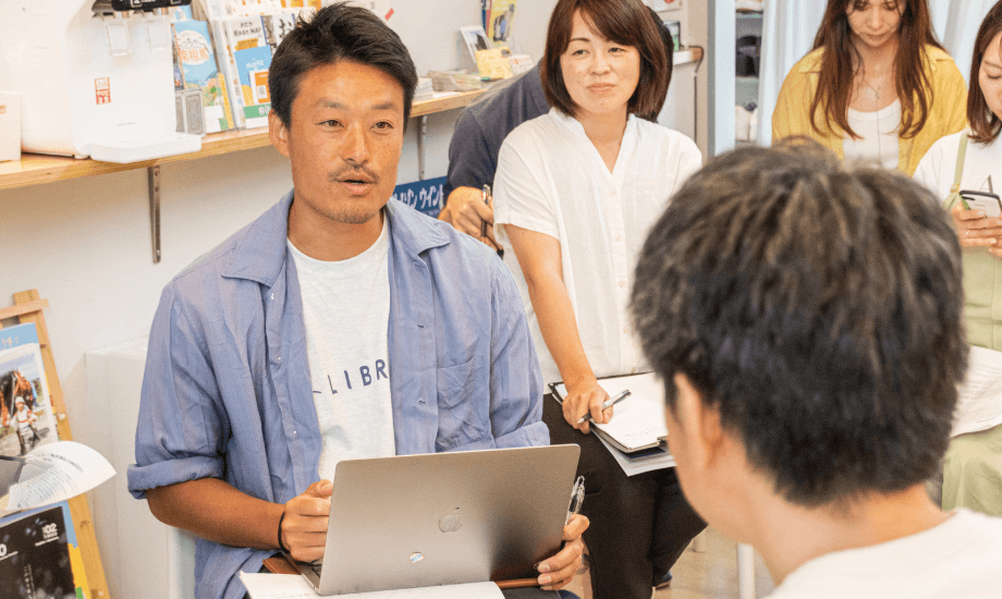 特別取材合宿でのインタビューの様子。ライターが感じたその人の面白さを伝えたい一心で取り組んでいる。