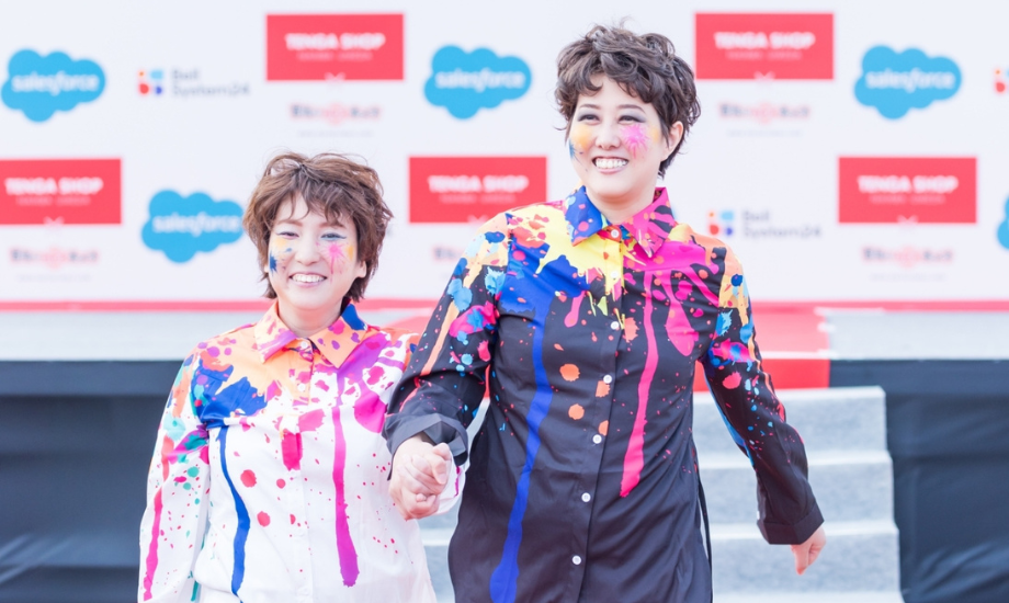 「レインボーフェスタ!2023」でのステージイベント。大阪ビューティーアート専門学校の学生が衣装に合わせてメイクを施し、ファッションショーに参加する井上さんと瓜本さん