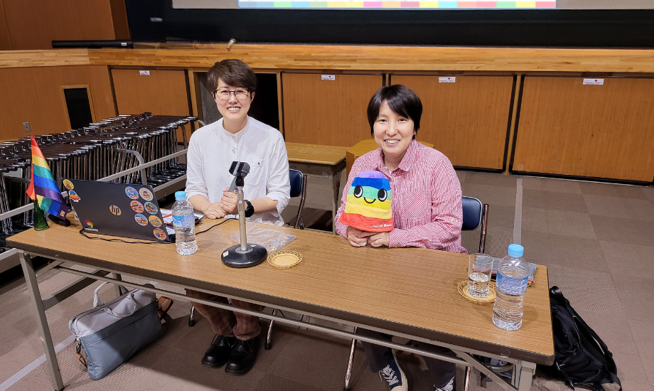井上ひとみさん(写真左)と14年お付き合いしているパートナーの瓜本さん(写真右)