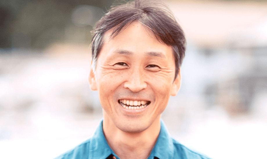阿部 裕志 氏 株式会社風と土と代表取締役 / 1978 年愛媛県生まれ。トヨタ自動車で働く中で現代社会のあり方に疑問を抱き、2008年島根県隠岐諸島にある人口2300人の島・海士町に移住、起業。『風の人(よそ者)と土の人(地元)が、共に風土を創る』を掲げ、地域づくり事業、人材育成事業、出版事業を行う。