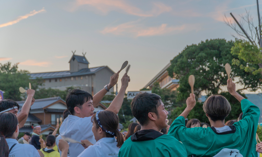 海士町民謡『キンニャモニャ』に合わせて、しゃもじを持って踊るお祭り。島民も観光客も「キーンニャーモニャ!」