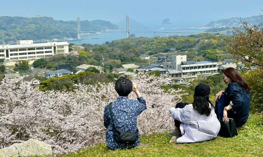 受講生同士で学ぶを振り返る八木さん(写真中央)