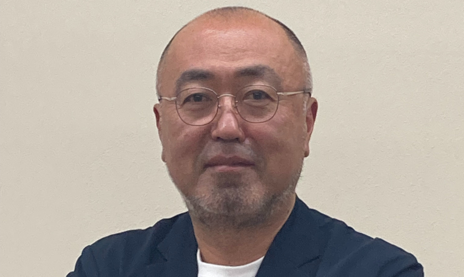 星野啓二 氏 / 1968年清水町生まれ。北海学園大学卒業後、十勝帯広の百貨店「藤丸」に入社し紳士服を5年半経験。その後実家に戻り「装いの店㊆ほしの」に就く。最盛期には北海道内に10店舗、従業員30人以上の規模へと拡大。2024年8月現在3店舗の営業。