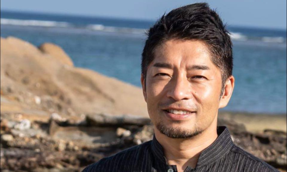 住吉 優(すみよし ゆう)氏 村式株式会社代表取締役・株式会社カヤックゼロ取締役 / Web事業プロデューサー・ディレクターとして日本最大規模の手仕事品ECプラットフォーム「iichi」をはじめ、地域や国境を超えた越境ECサイトなど数々のWeb事業を手がける。また、鎌倉の地域活性化コミュニティ活動「カマコン」の創業メンバーとして、全国15箇所以上の地域活性化プロジェクトに従事する他、地域ベンチャー企業から上場企業まで50社を超える顧客へ企業理念・事業ビジョン策定支援サービスを提供し、幅広く信頼を獲得している。現在は石垣島を拠点として、村式株式会社・株式会社カヤックゼロの経営を行いながら、地域最大規模のイベント&コワーキングスペース「チャレンジ石垣島」「地域コミュニティ通貨“まーる”」の事業を展開している。