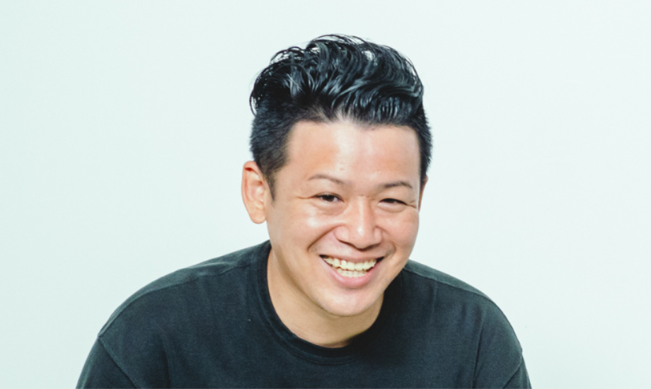 平林 和樹(ひらばやし かずき) 株式会社WHERE 代表取締役 / ヤフー株式会社、カナダ留学、株式会社 CRAZY を経て、株式会社WHERE創業。約2万人の会員を持つ地域コミュニティメディア「LOCAL LETTER」、産学官民の起業家70名以上が登壇する地域経済サミット「SHARE by WHERE」など地域、業界を超えた共創を創出。長野県根羽村で一棟貸し宿を立上げ事業譲渡など独自の事業作りで活動中。内閣府地域活性化伝道師、地方創生SDGs課題解決モデル都市専門家、総務省地域力創造アドバイザー、ふじよしだ定住促進センター理事。