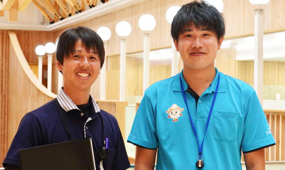 塩谷町役場企画調整課まちづくり推進担当 係長 古久保 輝彦 氏(写真左)、主事 風見 達也 氏 (写真右)/ まちづくり推進担当では、地域おこし協力隊業務に加え、空き家バンクの管理運営業務、移住定住の促進等の業務を担当。本年度から道の駅「湧水の郷 しおや」交流館内に移住定住支援センターを設立する等、まちのさまざまな課題に対して各種施策を推進している