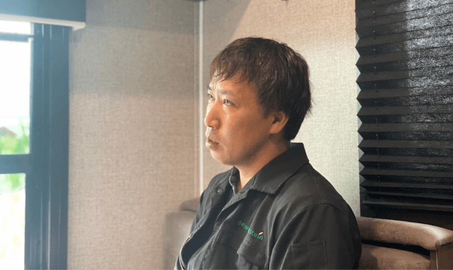上田 大志 氏 ビヨンドホルスタイン代表 / 北海道清水町出身。祖父母の酪農を手伝いながら育ち、大学卒業後に2年間の海外農業研修を経験。帰国後、実家の酪農場に戻り、2023年に「ビヨンドホルスタイン」を設立。持続可能な酪農を目指し、酪農ヘルパー会社も運営しながら、清水町の農業振興に取り組んでいる。