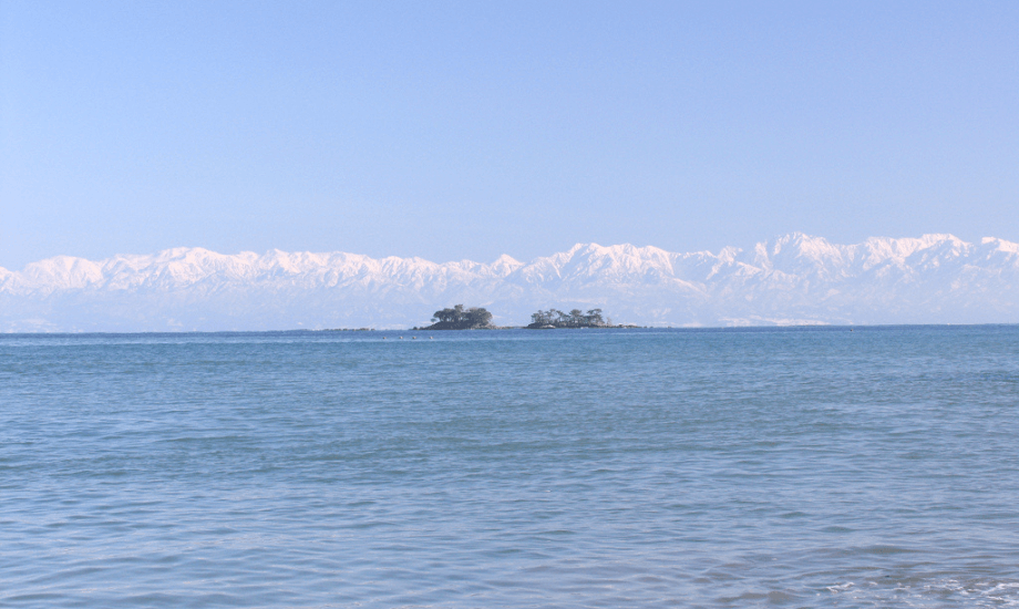 氷見を代表する景観、海越しの立山連峰(「きときとひみどっとこむ」より)