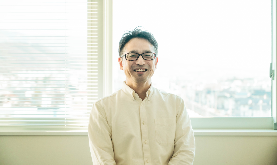 林 靖人（Hayashi Yasuto）氏  信州大学副学長 ・学術研究院教授 / 学内で、全学横断特別教育プログラム推進本部長、キャリア教育・センターサポート長など複数の役職を兼務。信州地域デザインセンター副センター長を務めるほか、学外でも産官学連携事業、地域活性事業や行政計画の策定に多数関わる。1978年生まれ、愛知県出身。信州大学大学院総合工学系研究科修了（博士：学術）。専門は感性情報学。