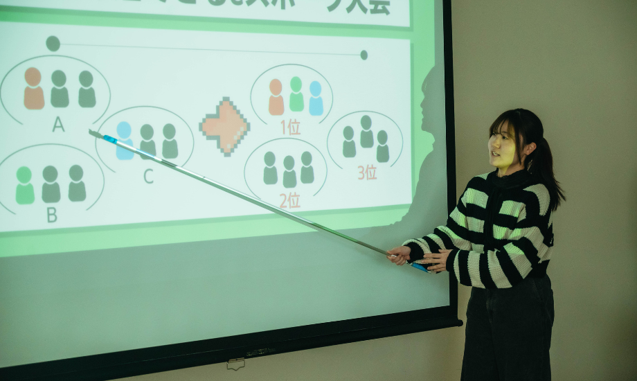 授業の中で発表する学生。4人程度でチームを組み、地域企業に対して新規事業の提案を行う。