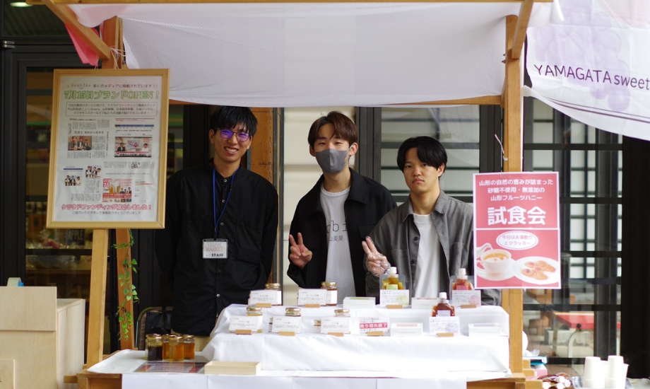 山形県内での販売会の様子。応援してくれる地元ファンの方々に、手渡しで「ありがとう」を伝えます。(左から川部さん、戸叶さん、佐藤さん)