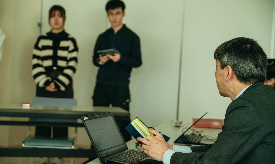 学生が提案した新規事業をもとに、地元企業と意見交換をする授業の様子。