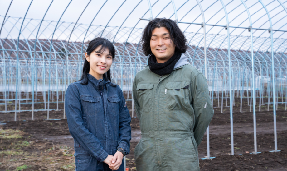 柴田 真弥さん（写真左）、豊大さん（写真右）しばた農園 / 北広島で農業をはじめて1年目。2024年はミニトマト、アスパラガス、長ネギを栽培。豊大さんは東京の商社に4年間勤務後、「一次産業に関わりたい」という思いを胸に北海道へ戻り、3年間の研修期間を経て農園を開設。真弥さんはテレビ局のアナウンサーからフリーへと転身し、フリーアナウンサー兼農家として活動。Instagramを中心に、農業に関する情報発信もしている。