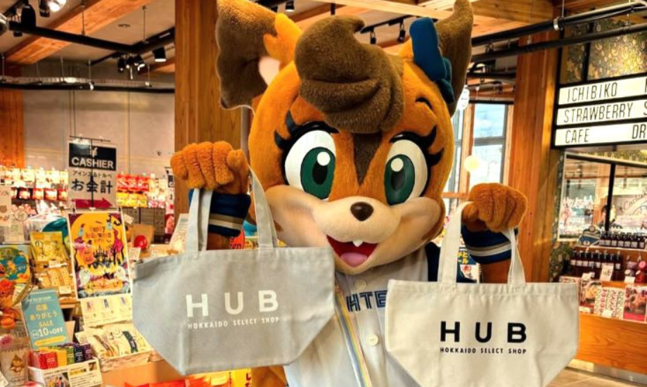 HUBオリジナルトートバックを持つ、北海道日本ハムファイターズのマスコット「ポリーポラリス」。(HUB HOKKAIDO SELECT SHOP 公式Instagramより)